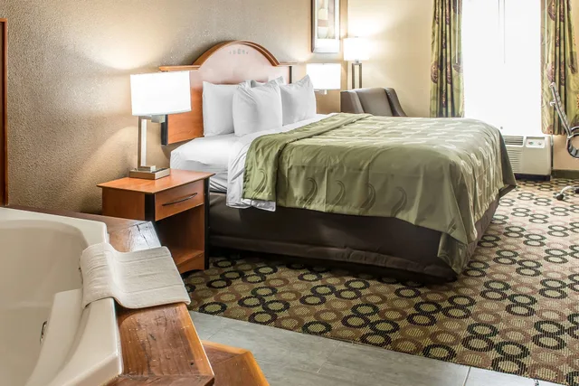 غرفة قياسية بسرير كينج، Quality Inn & Suites Columbus West - Hilliard 8/10