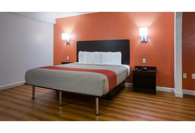 غرفة بسرير كينج للمدخنين، Motel6 Suwanee GA - Gwinnett Center 1/4