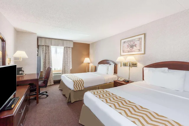 غرفة بسريرين مزدوجين لذوي الإعاقة، Travelodge Inn & Suites by Wyndham Albany 1/2
