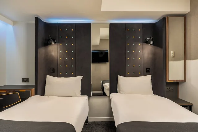 Cozy, Twin Beds, No Window، Point A Hotel Paddington 5/10