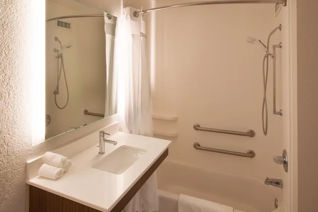 جناح بسرير كينج مع أريكة لذوي الإعاقة، Holiday Inn Express Hotel And Suites Worthington 5/7