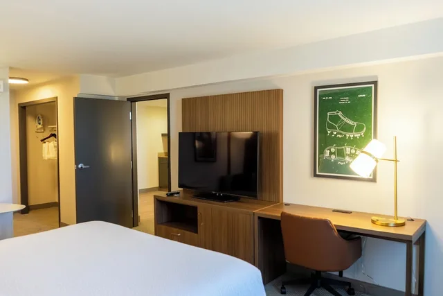 جناح بسرير كينج بإطلالة على المتنزه بغرفة نوم واحدة مع أريكة، Holiday Inn Nashville-Vanderbilt (Dwtn) 2/4