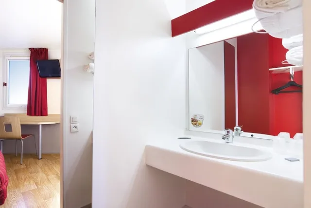 Standard, 1 Double and 1 Single Bed, Premiere Classe Cherbourg Tourlaville 9/10