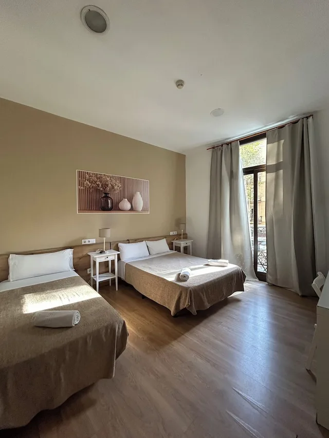 غرفة بسرير مزدوج وسرير فردي بغرفة نوم واحدة مع سرير إضافي بحمام خاص، Hostal Delfos 1/10