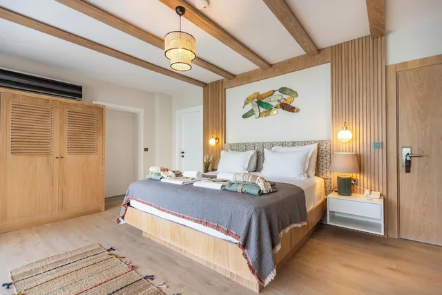 غرفة ديلوكس بسرير كوين بإطلالة على الفناء بحوض جاكوزي، Kalkan Saray Suites Hotel 1/6