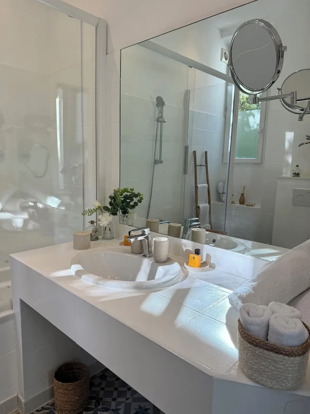 جناح جونيور بسرير كينج، VILLA CLAUDIA(FORMERLY LE VENDOME - VILLA CLAUDIA) 10/10