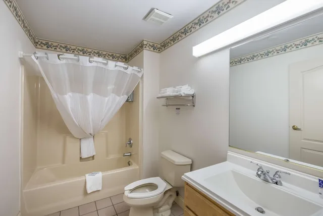 غرفة بسرير مزدوج، Americas Best Value Inn Suites Three Rivers 4/6