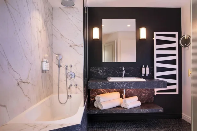 غرفة سوبيريور بسريرين منفصلين بإطلالة على المدينة، Maison Rouge Strasbourg Hotel & Spa, Autograph Collection 2/3
