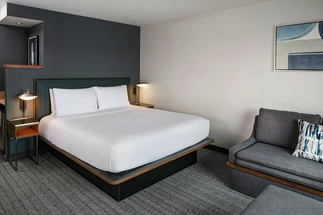 Room, King Bed, Water View, Sofa، Courtyard by Marriott Richland - Columbia Point 1/3