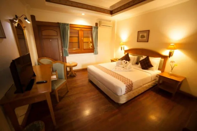 غرفة بسرير كينج بإطلالة على المسبح، KRESNA HOTEL WONOSOBO 1/9