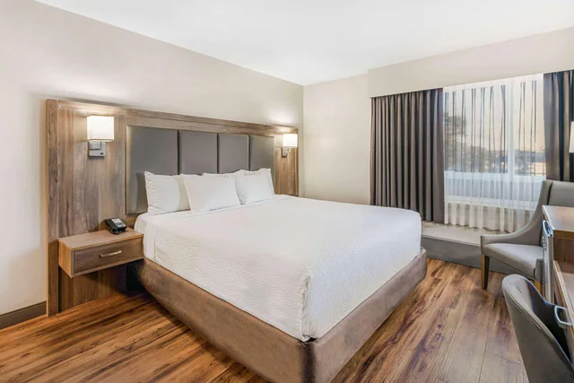 Room, King Bed, Street View، Days Inn by Wyndham Victoria On The Harbour 1/3