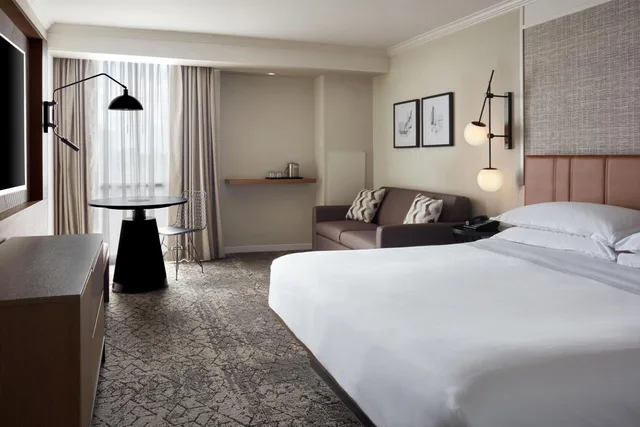 غرفة سوبيريور بسرير كينج، Sheraton Parkway Toronto North Hotel Suites 2/10