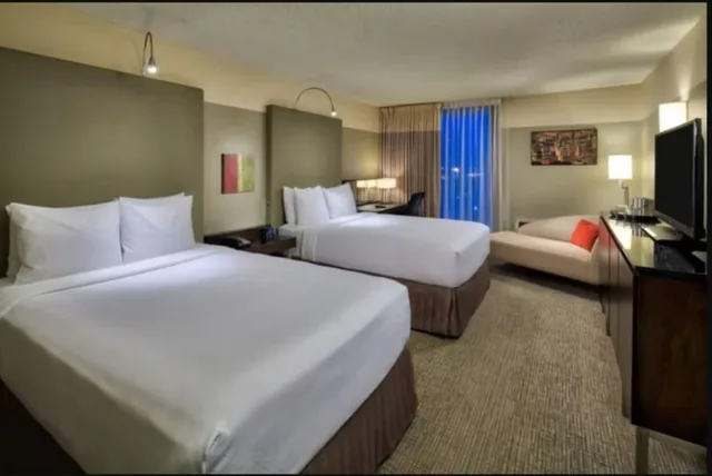 غرفة بسريرين مزدوجين لذوي الإعاقة، Crowne Plaza Chicago West Loop 2/3