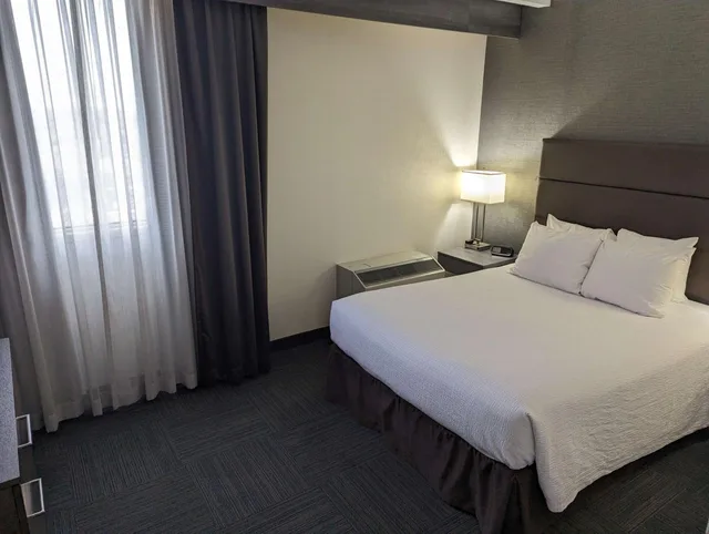 جناح بسريرين كوين مع أريكة، Best Western Plus Toronto Airport Hotel 1/3