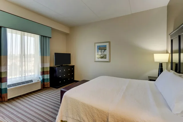 غرفة قياسية بسرير كينج، Hampton Inn & Suites Swansboro Near Camp Lejeune, NC 4/6