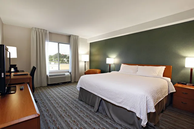 جناح بسرير كينج، Fairfield Inn And Suites Sudbury 1/3
