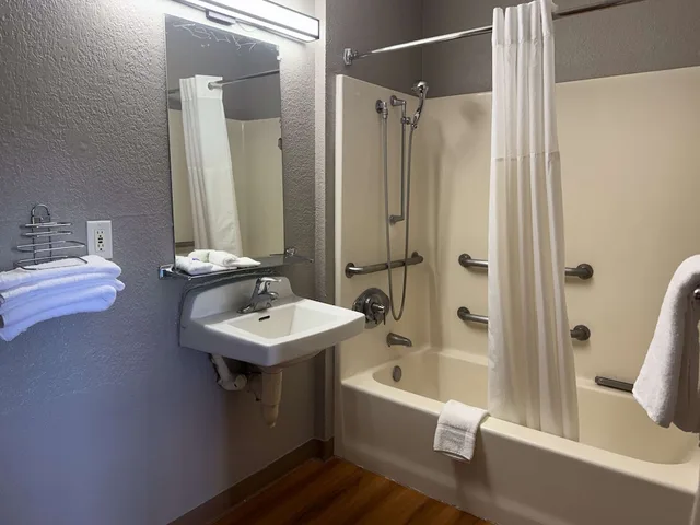 جناح بسرير كوين، Motel6 Simi Valley, CA 7/9