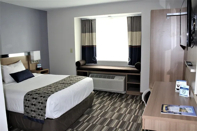 جناح بسرير كوين مع أريكة، Microtel by Wyndham Penn Yan Finger Lakes Region 1/5