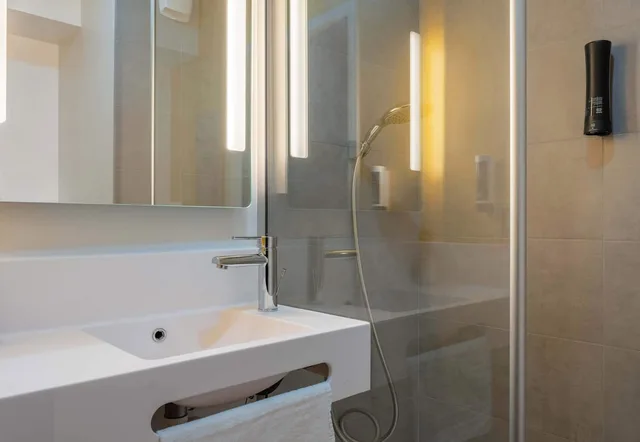 غرفة كومفورت بسرير مزدوج، B&B HOTEL Annecy Cran-Gevrier 2/2