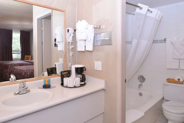غرفة بسريرين مزدوجين يُسمح فيها بالحيوانات الأليفة، EasyStay Inn & Suites Fernie 4/6