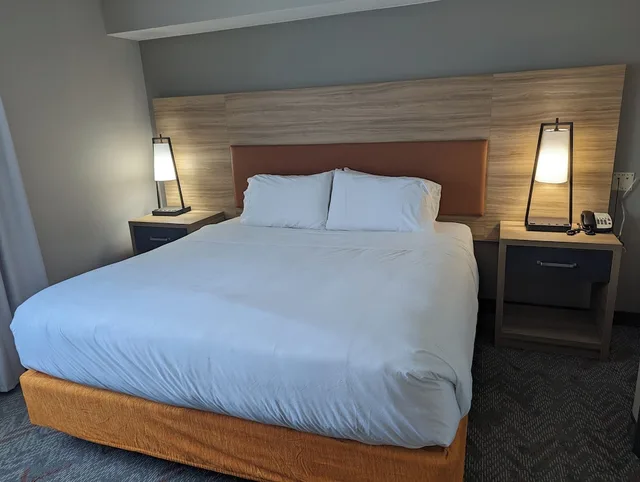 جناح بسرير كوين بغرفة نوم واحدة مع أريكة، CANDLEWOOD SUITES WILSON 2/4