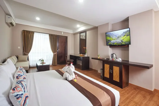 جناح جونيور، The Grand Santhi Hotel 2/10