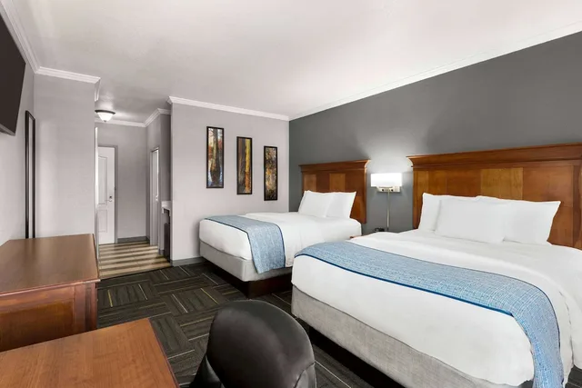 غرفة بسريرين كوين، La Quinta Inn & Suites by Wyndham Dublin 1/5