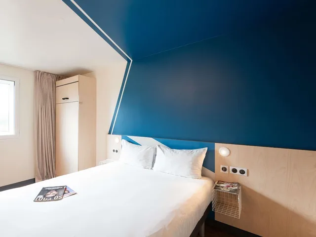 Room, 1 Double and 1 Single Bed, Murphy Bed، Ibis Budget Lyon Confluence 6/10