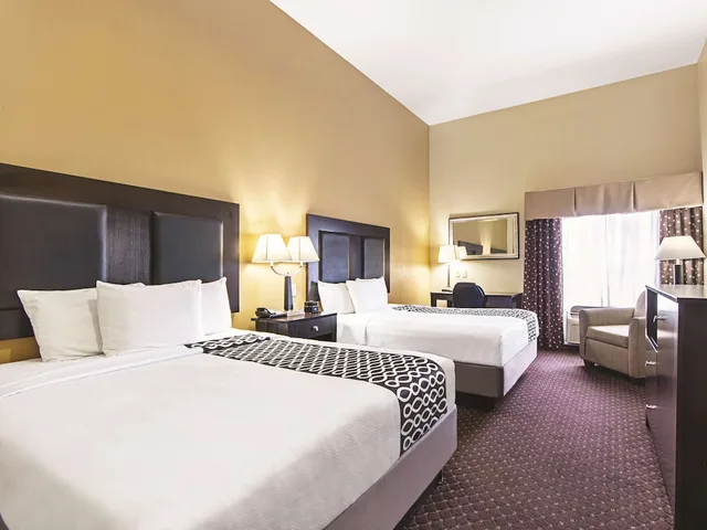 غرفة بسريرين كوين لذوي الإعاقة، La Quinta Inn & Suites by Wyndham Houston New Caney 1/4