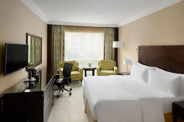 غرفة قياسية بسرير كينج للمدخنين لذوي الإعاقة، فندق كراون بلازا جدة(Crowne Plaza Jeddah) 2/8