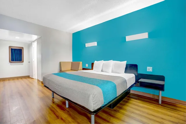 1 King Bed - Mobility Access RI Shwr Smk، Motel6 Jacksonville, NC 4/9