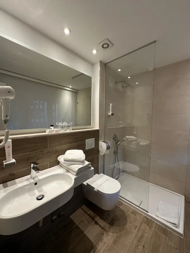 غرفة ثلاثية بشرفة، Hotel Nar 5/6