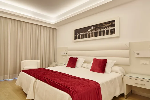 غرفة بسريرين منفصلين بشرفة، Argos Hotel 4/8