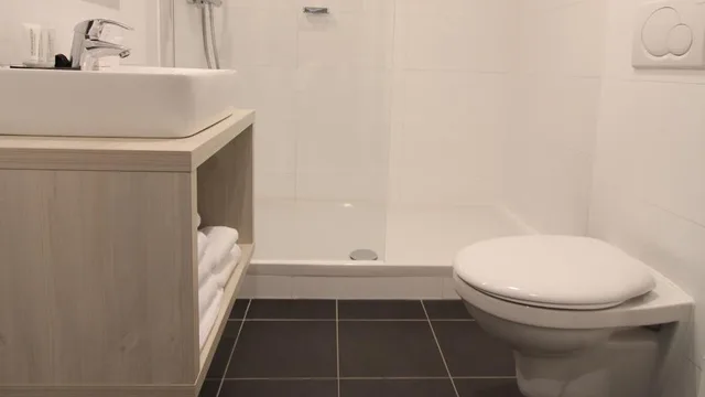 غرفة ثلاثية، Apple Inn 2/2