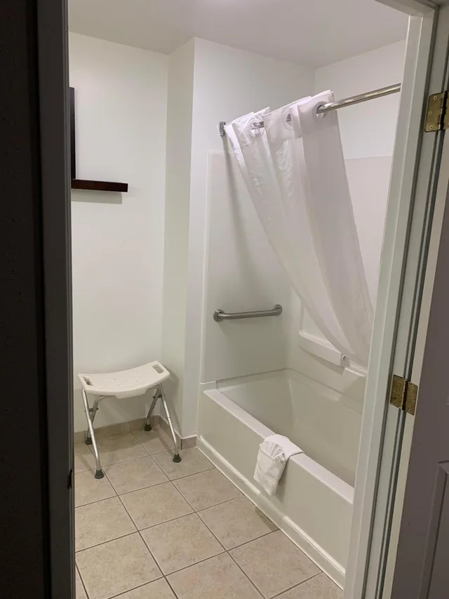 جناح بسرير كينج بغرفة نوم واحدة لذوي الإعاقة، Country Inn & Suites by Radisson, Chambersburg, PA 2/3
