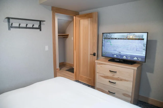 1 Bedroom, Condo, Loft, Deluxe, 3 Queen Beds، Tunnel Mountain Resort 3/4