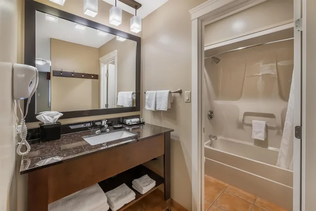 غرفة قياسية بسرير كينج، Best Western Sicamous Inn 8/8