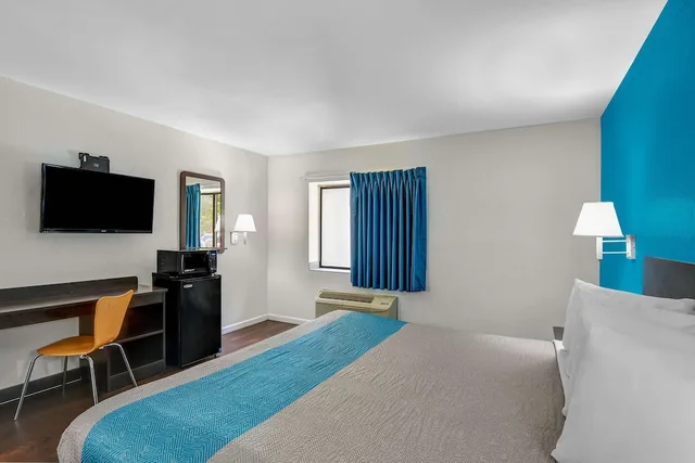 غرفة قياسية بسرير كينج لذوي الإعاقة، Motel6 Norcross, GA 2/5