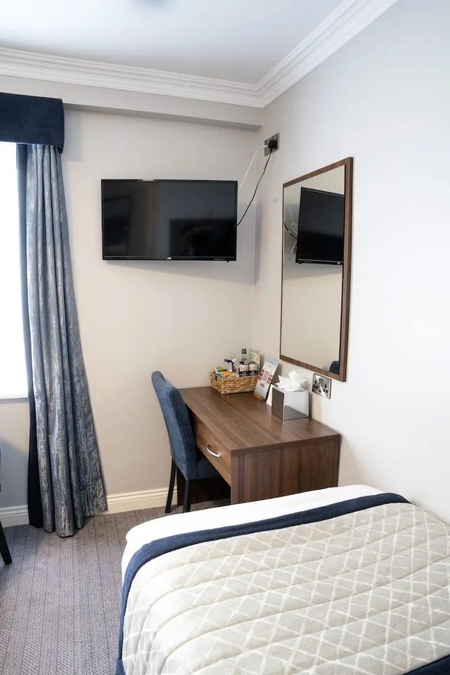 Room, Quadruple, Double and Twin Beds, The Western Hotel 4/6