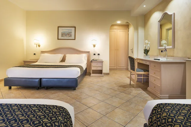 غرفة رباعية بسرير مزدوج وسريرين منفصلين، Sant Alphio Garden Hotel & Spa 4/6