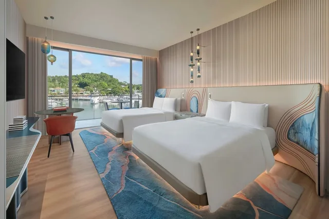 غرفة بريميير بسريرين كوين بإطلالة على المرسى بشرفة، W Singapore Sentosa Cove 2/9