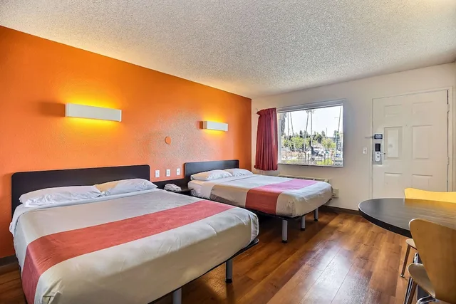 غرفة قياسية بسريرين كوين، Motel6 Oakland, CA - Embarcadero 3/8
