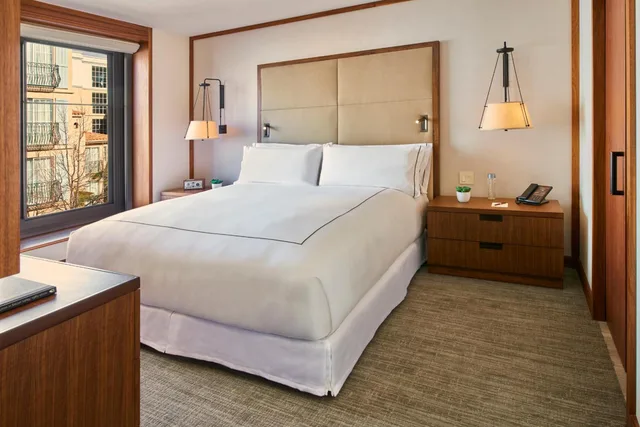جناح في طابق مرتفع، The Clement Hotel 1/3