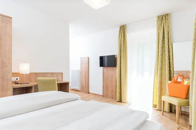 غرفة بسرير مزدوج بشرفة، Zur Post & Appartementhaus Kern 4/10