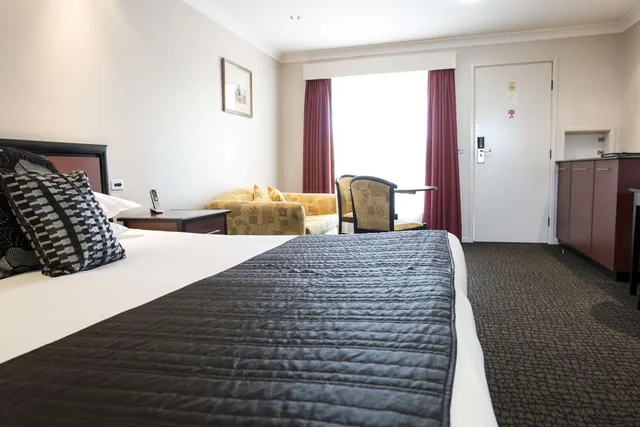 غرفة ديلوكس بسرير كينج، Best Western Plus All Settlers Motor Inn 1/3