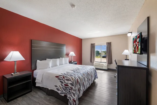 غرفة سوبيريور بسرير كينج لذوي الإعاقة، Red Roof Inn & Suites Austin East - Manor 3/4