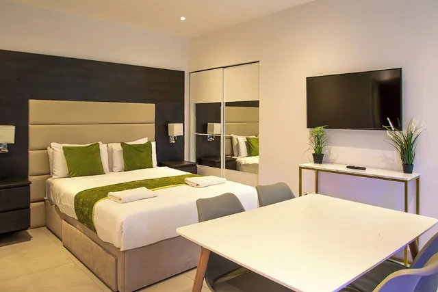 Deluxe, Studio, Double Bed, Sofa, Hyde Park Superior Apartments 3/6