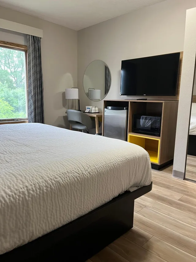 Room, King Bed, Bathtub, Accessible, Days Inn by Wyndham Hutchinson 5/9
