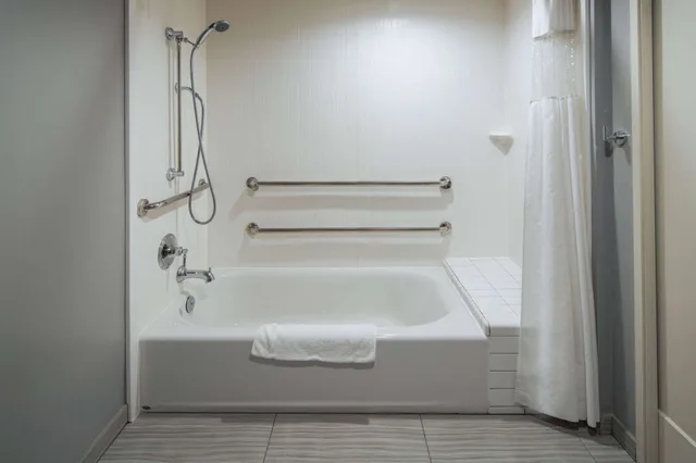 غرفة بسريرين كوين لذوي الإعاقة، Ramada by Wyndham Burbank Airport 4/4