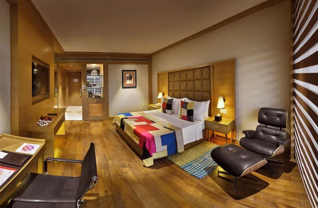 Premier, King Bed, THE LALIT CHANDIGARH 4/10